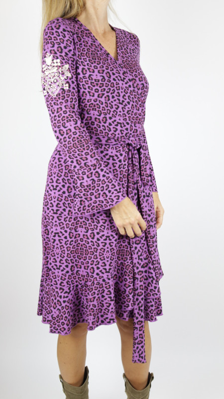 afgewerkt Genealogie Raad Tante Betsy jurk Wrap leopard paars | shop Tante Betsy bij Kekke Jurkjes