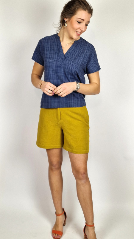 nice-things-blouse-textured-blue-shorts-mousseline-okergeel