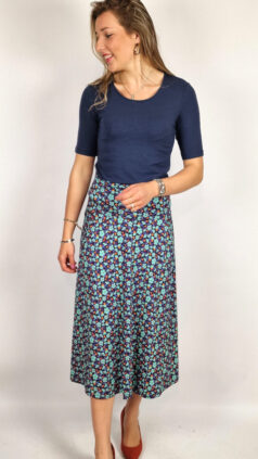 sorgenfri-shirt-allissar-navy-lykka-du-nord-rok-bine-sweet-jasmine