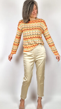 surkana-truitje-ajour-wave-orange-broek-chino-beige