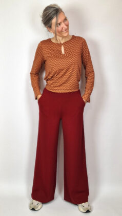 surkana-shirt-keyhole-brique-broek-english-red