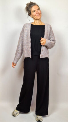 surkana-vest-v-neck-dusty-grey-broek-black-zilch-bamboe-top-batsleeve-black