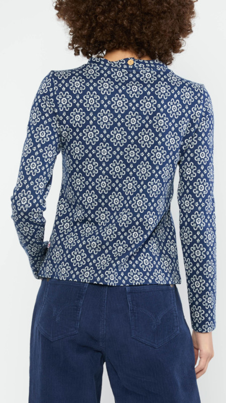 blutsgeschwister-shirt-safe-and-warm-turtle-alpine-rose-jacquard