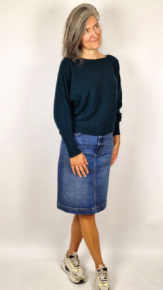 surkana-trui-boatneck-bottle-green-white-stuff-rok-tia-denim-2