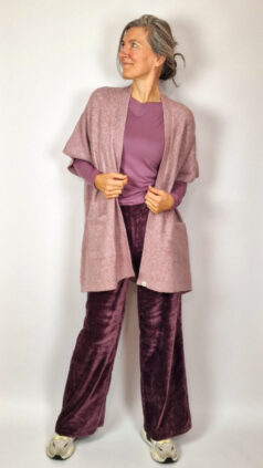 surkana-vest-wide-pockets-pale-pink-shirt-plum-broek-velvet-blueberry