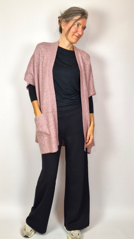 surkana-vest-wide-pockets-pale-pink-short-black-broek-black